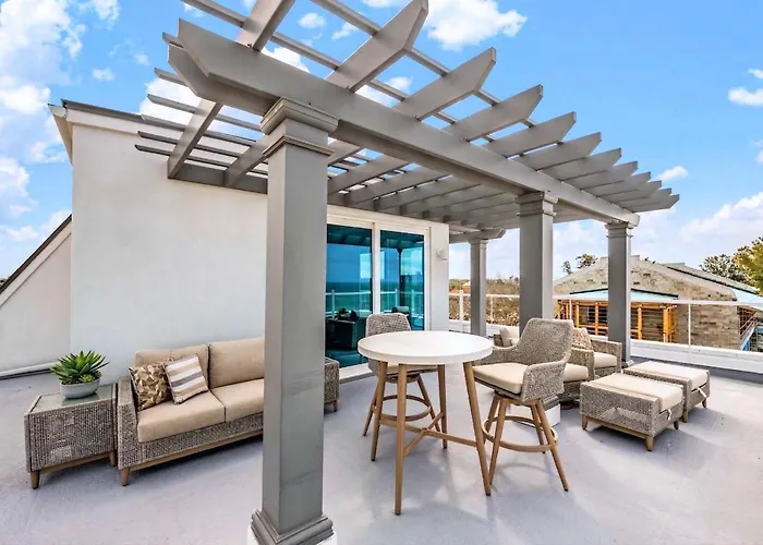 Holiday home Luxury Family Beachfront Oasis Pool And Views